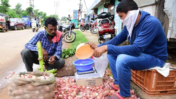सब्जी बेचने को हुए मजबूर