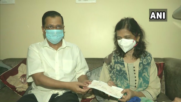 CM Kejriwal paid tribute to Dr Aseem Gupta handed over 1 crore check to family CM Kejriwal paid tribute to Dr Aseem Gupta handed over 1 crore check to family