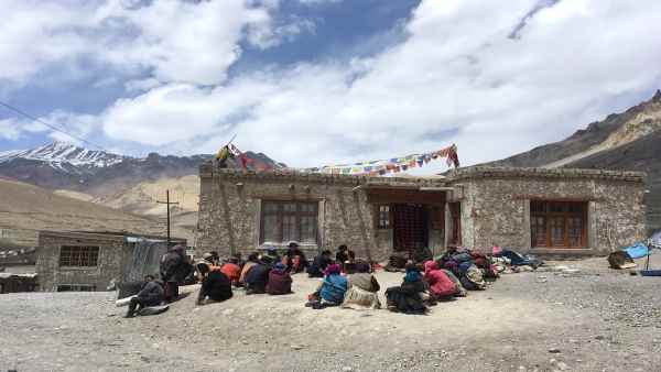 इलाके के लोग कर रहे हैं शांति की प्रार्थना