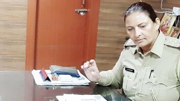 लक्ष्मी चौहान के घर से बरामद हुए थे गबन के 11 लाख रुपए