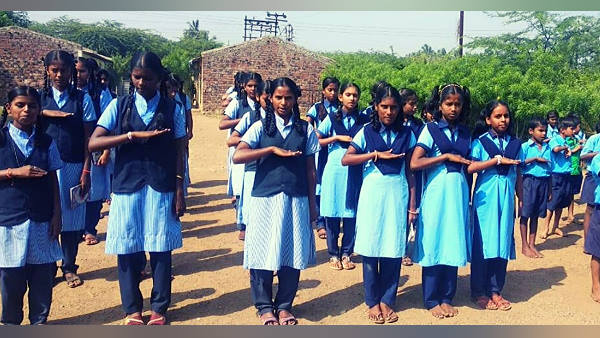 वर्ष 2000 में खोला महाराष्ट्र में अपना स्कूल