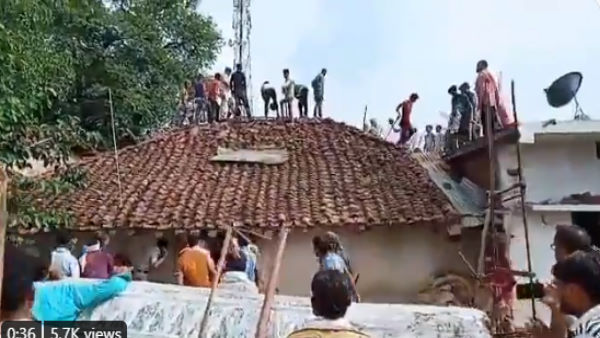  आरोपी ने आंखों में झोंका मिर्ची पाउडर