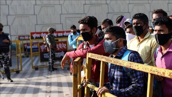 लोगों के लिए सोशल डिस्टेंसिंग और मास्क अभी भी दुष्कर कार्य बना हुआ है