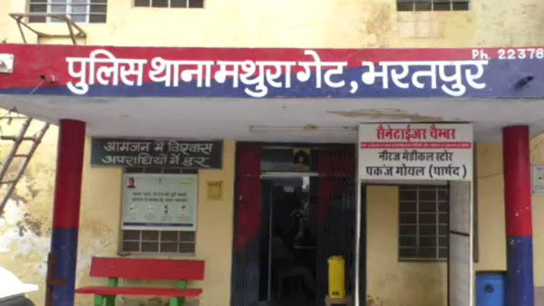 दूसरा चाचा अपने पास अवैध हथियार रखता था