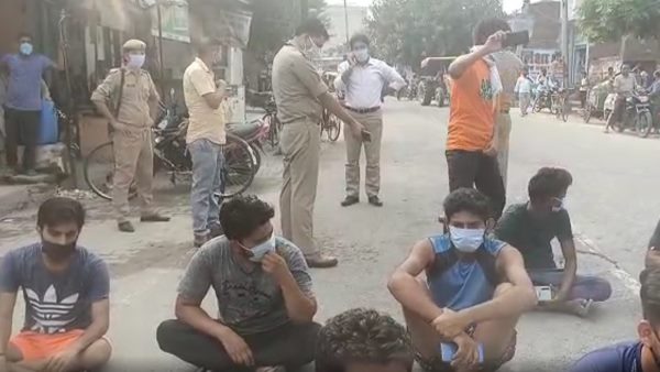 आरोपियों की गिरफ्तारी और मुआवजे के लिए जमकर हुआ हंगामा आरोपियों की गिरफ्तारी और मुआवजे के लिए जमकर हुआ हंगामा