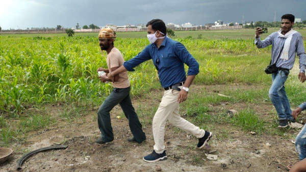  गुहार लगाते रहे पति पत्नी