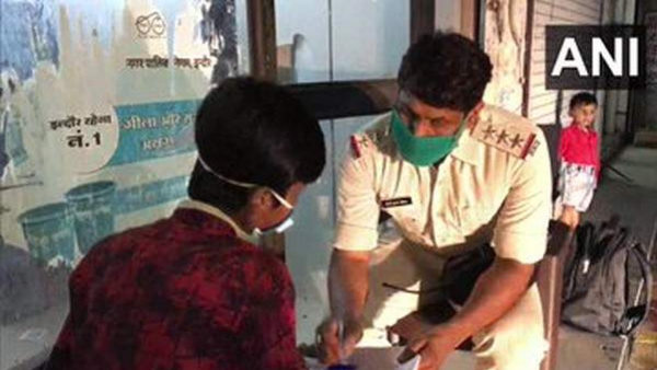 Palasia SHO Vinod Dikshit Teaching Poor Young Man for His dream of become police Officer Palasia SHO Vinod Dikshit Teaching Poor Young Man for His dream of become police Officer