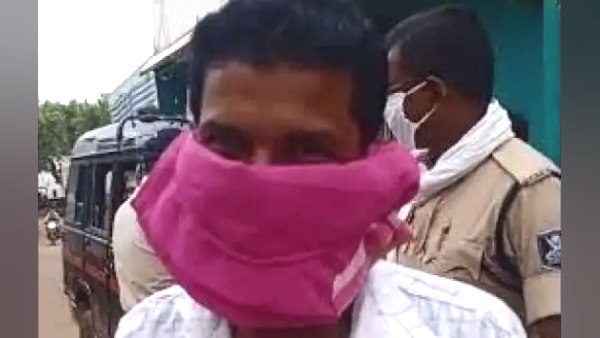 जुर्माने की बात सुनते ही शख्स ने मुंह पर बांधा पत्नी का 'पेटीकोट'