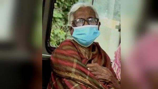 अस्पताल से डिसचार्ज होने पर बाहर छोड़ने आए डाक्टर अस्पताल से डिसचार्ज होने पर बाहर छोड़ने आए डाक्टर