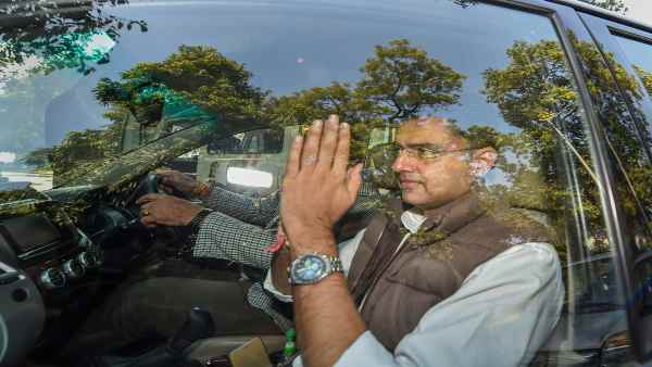सरकार से निकलकर कांग्रेस में ही बने रहें पायलट