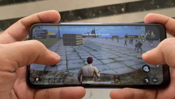 पिता के फोन पर गेम खेलता था