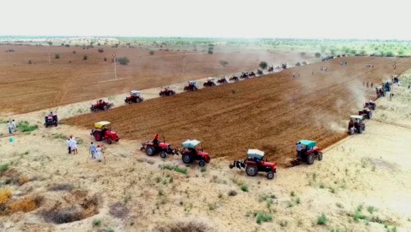 जब एक साथ 50 ट्रैक्टर लेकर पहुंचे ग्रामीण जब एक साथ 50 ट्रैक्टर लेकर पहुंचे ग्रामीण