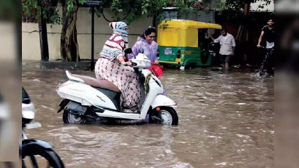 भारी बारिश से बाजारों में पानी भर गया