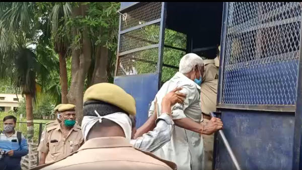  पहले मंच तोड़ा फिर हेलीकॉप्टर 