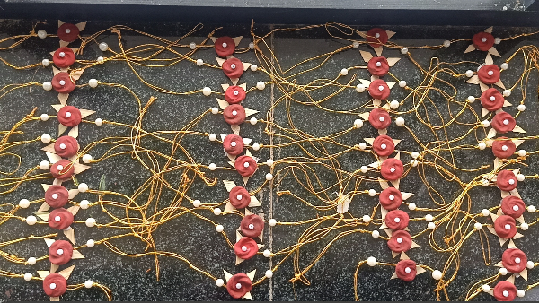 बांस और गोबर से राखी तैयार कर रही महिलाएं