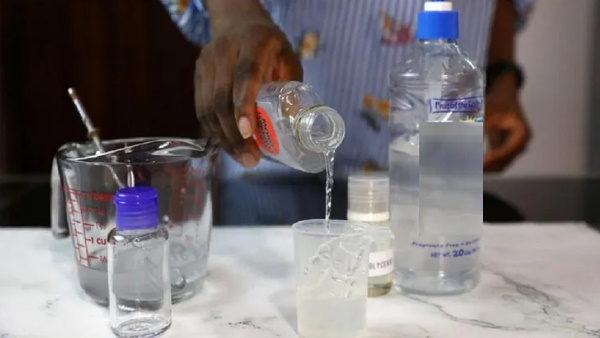 शराब न मिलने पर पीने लगे सैनिटाइजर शराब न मिलने पर पीने लगे सैनिटाइजर