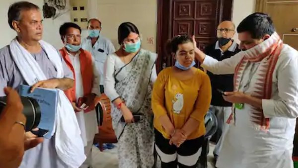 सांसद संजय सिंंह पहुंचे शहीद देवेंद्र मिश्रा के घर