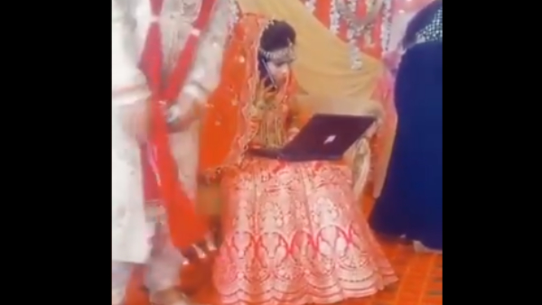 अपनी शादी के स्टेज पर काम करती दुल्हन