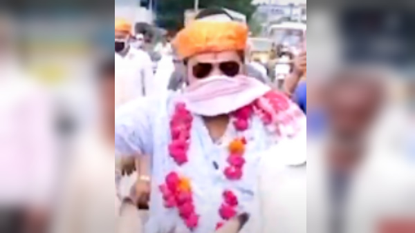  राऊ कस्बे में निकली भाजपा नेता की अनोखी बारात