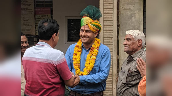 अब आईएएस की जगह लगाया अब आईएएस की जगह लगाया