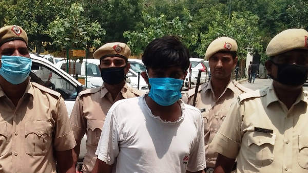 ये दो लड़कियां उसी हत्यारे की गर्लफ्रेंड हैं ये दो लड़कियां उसी हत्यारे की गर्लफ्रेंड हैं