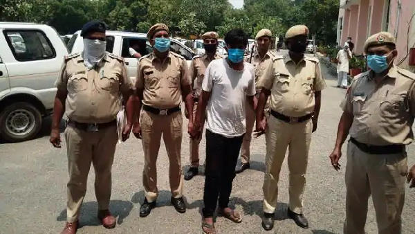 कुल छह आरोपी, जिनमें ​दो महिलाएं 