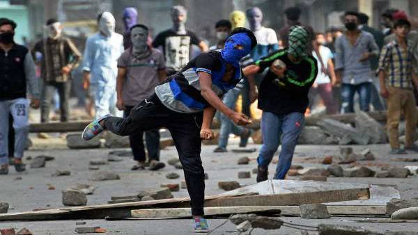 कश्मीर के भटके युवाओं को मुख्यधारा में लाने की कोशिश की जा रही है कश्मीर के भटके युवाओं को मुख्यधारा में लाने की कोशिश की जा रही है