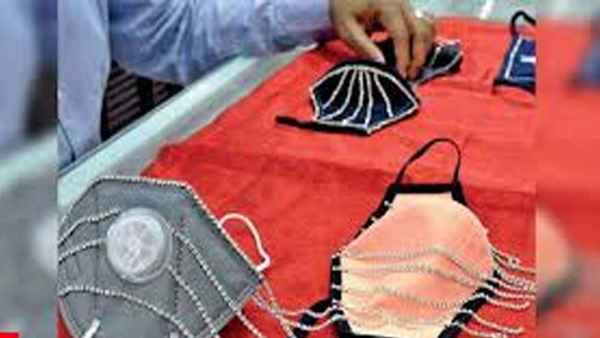 ऐसे तैयार किया जा रहा ये मास्क और इतनी रखी गई कीमत ऐसे तैयार किया जा रहा ये मास्क और इतनी रखी गई कीमत