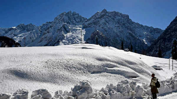 बर्फ के नीचे दबा था अखबार 