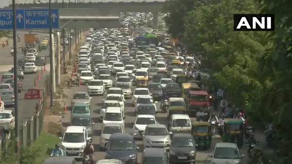 delhi, traffic, traffic jam, traffic jam in delhi, kashmere gate, delhi traffic jam, coronavirus, covid-19, दिल्ली, कशमीरी गेट, आईएसबीटी, दिल्ली ट्रैफिक जाम, जाम, कोरोना वायरस, कोविड-19