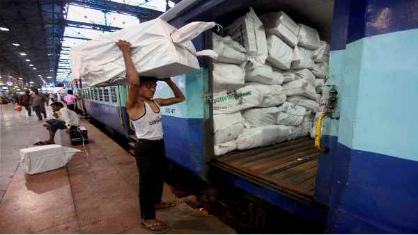 दोगुनी रप्तार से चलने लगी हैं मालगाड़ियां दोगुनी रप्तार से चलने लगी हैं मालगाड़ियां