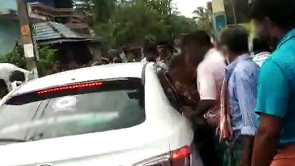 करीब 50 लोगों ने रास्ता रोका