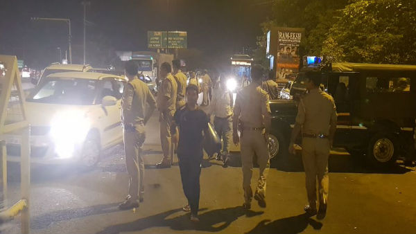 हथियारों के दम पर लूट