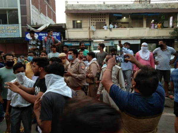 Meerut police van hits a man on the road, public beaten the driver Meerut police van hits a man on the road, public beaten the driver