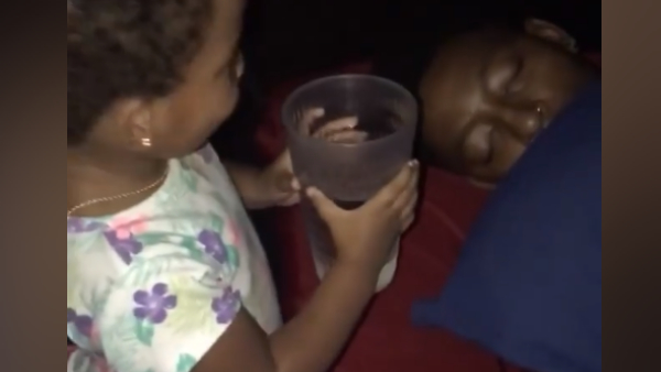 चेहरे पर डाला ग्लास में भरा ठंडा पानी