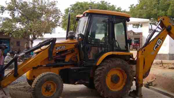 शायद दबिश की जानकारी पहले से थी 