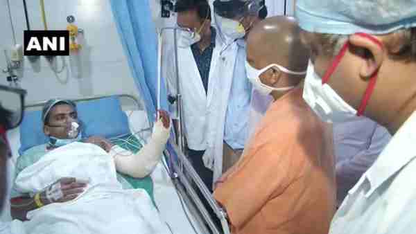 CM Yogi Adityanath visits Regency Hospital, 8 martyred policemen will be given guard of honor CM Yogi Adityanath visits Regency Hospital, 8 martyred policemen will be given guard of honor