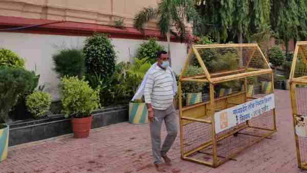 कटवाई थी VIP दर्शन की पर्ची