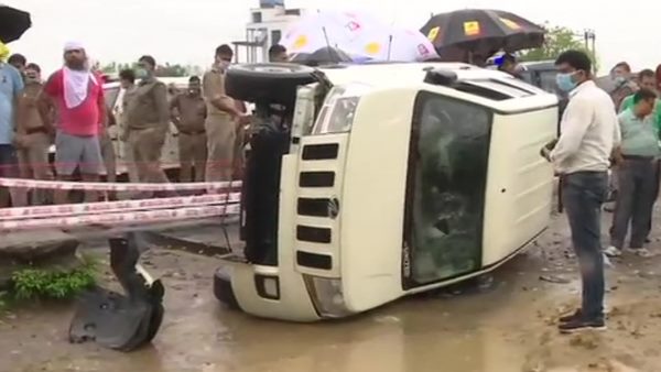 एक किलोमीटर पहले मीडिया की गाड़ियों को रोक दिया गया था