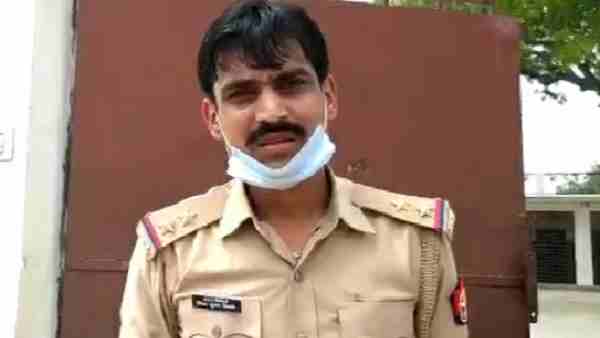 सिपाही ने थानेदार को बताया पर कुछ नहीं किया सिपाही ने थानेदार को बताया पर कुछ नहीं किया