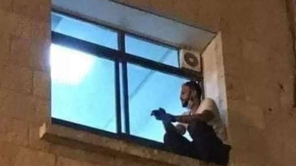 कोरोना के चलते मां से मिलने की नहीं थी इजाजत कोरोना के चलते मां से मिलने की नहीं थी इजाजत