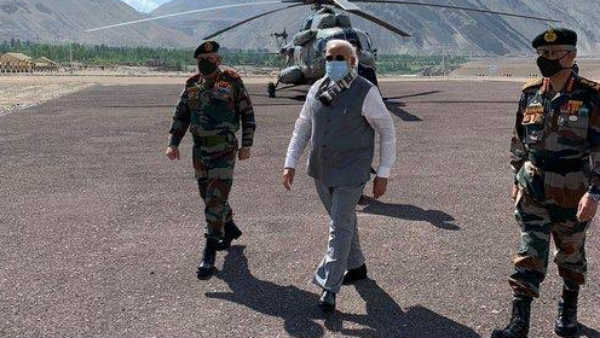 अचानक लेह पहुंचे मोदी