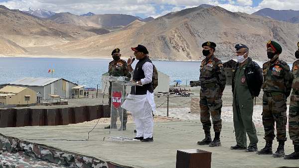 रक्षामंत्री पहुंचे लद्दाख