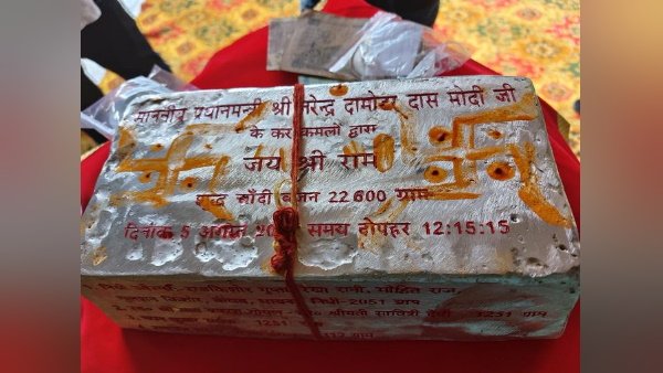 पहली ईंट की फोटो वायरल