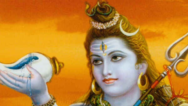 शिवलिंग को शुद्ध जल से स्नान करवाइए... 