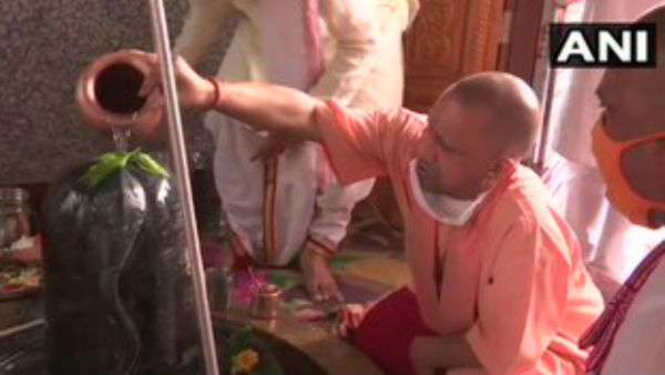 मुख्यमंत्री योगी आदित्यनाथ ने की पूजा 