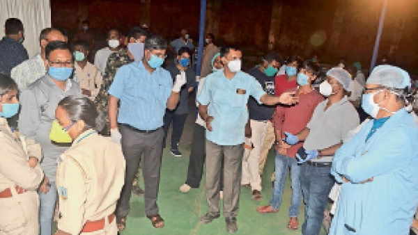 Dhanbaad clash between doctors and policemen for late during corona test Dhanbaad clash between doctors and policemen for late during corona test