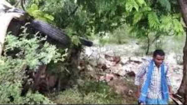 सड़क पर बिखर गईं शराब की बोतलें सड़क पर बिखर गईं शराब की बोतलें