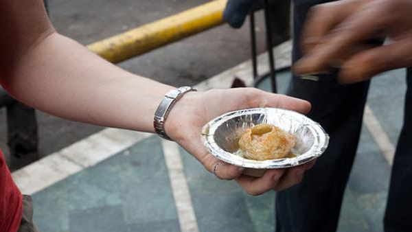 रोज चाट खाने जाती थी लड़की रोज चाट खाने जाती थी लड़की