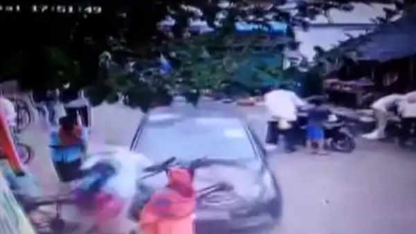 कार सीख रहे युवक ने कई लोगों को कुचला कार सीख रहे युवक ने कई लोगों को कुचला